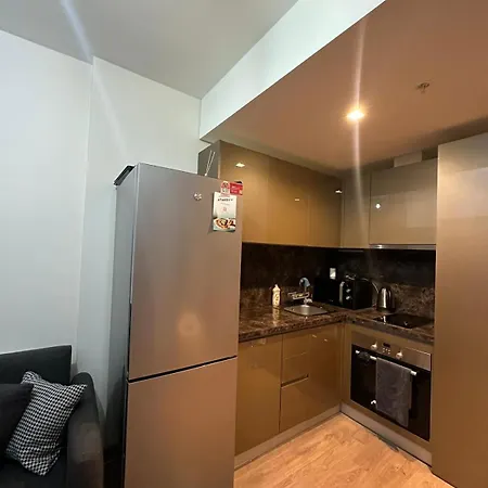 Apartman Havuz Olanagi Sunan Guezel Bir Site Ici Konut