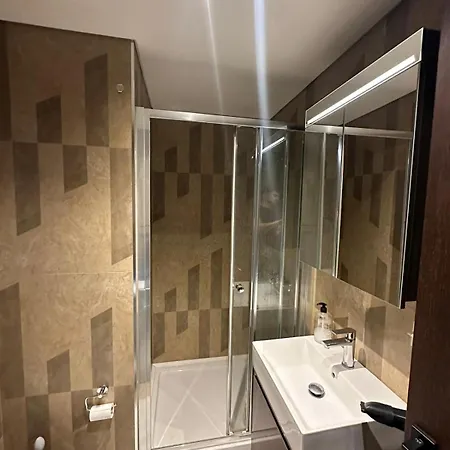 Apartman Havuz Olanagi Sunan Guezel Bir Site Ici Konut